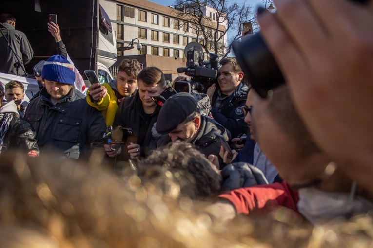 Protest przeciwko agresorom przed Ambasadą Rosji. Spalono flagę