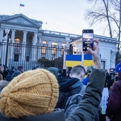 Przed Ambasadą Rosji w Polsce trwa protest przeciwko wojnie