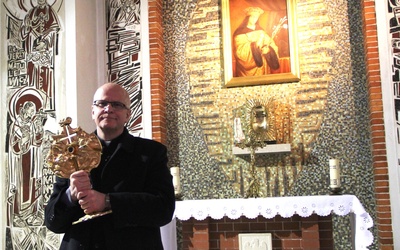 Ks. Jarosław Wojtkun z relikwiarzem w kaplicy poświęconej patronowi.