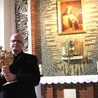 Ks. Jarosław Wojtkun z relikwiarzem w kaplicy poświęconej patronowi.