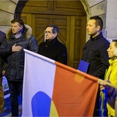 Prezydent Roman Ciepiela (w środku z prawej) obok Honorowego Konsula Ukrainy w Tarnowie Bartłomieja Babuśki.