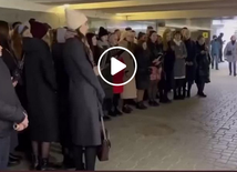 To trzeba zobaczyć: Ukraińcy modący się w metrze