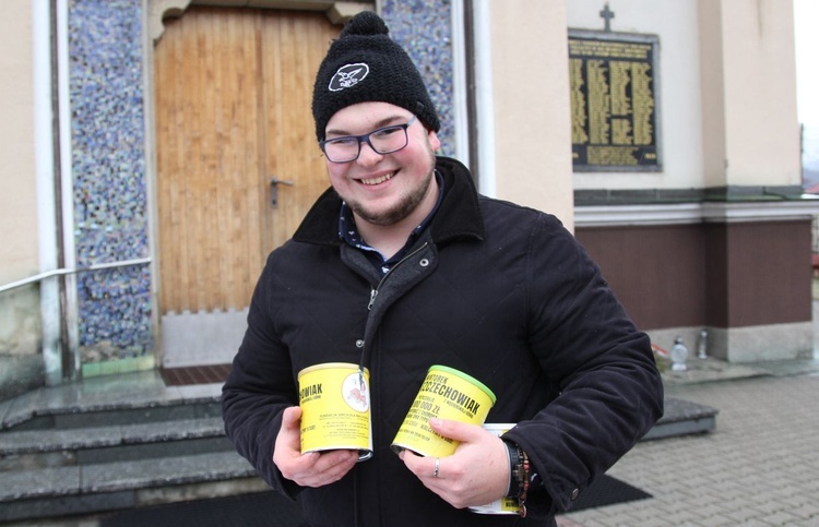 Łukasz Haręźlak - koordynator akcji "Paczek dla Wiktorka" w gminie Czernichów.