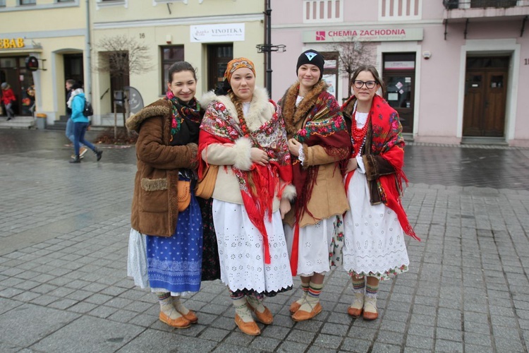 Artyści z zespołów regionalnych, które zagrały, zaśpiewały i zatańczyły dla Wiktorka, zapełnili żywiecki rynek.