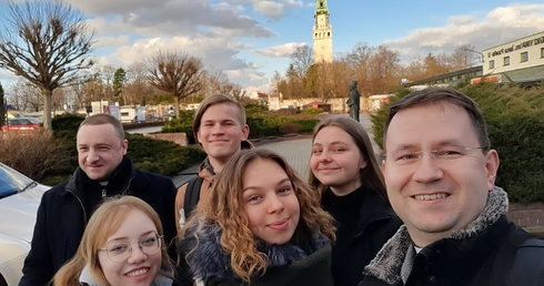 Maturzyści pielgrzymowali do Matki Bożej