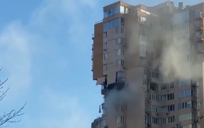Ewakuacja rannych z trafionego rakietą budynku mieszkalnego w Kijowie