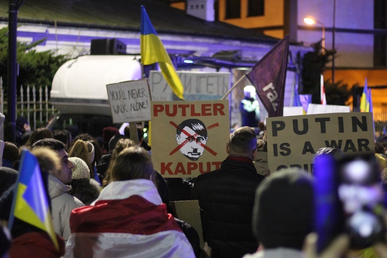 Broń dla Ukrainy! Protest przed rosyjską ambasadą [GALERIA ZDJĘĆ] 