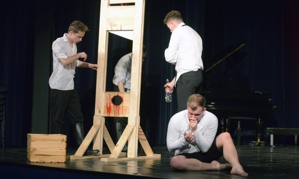 Po brutalnym śledztwie kapłan został zgilotynowany w nocy z 2 na 3 grudnia 1942 roku.