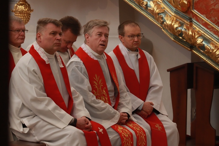 23 kapłanów z parafii czterech dekanatów modliło się wraz z wiernymi.