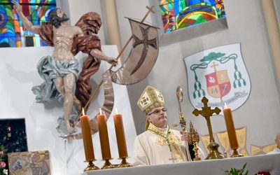 Bp Marek Mendyk w czasie wygłaszania okolicznościowej homilii.