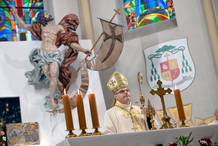 Bp Marek Mendyk w czasie wygłaszania okolicznościowej homilii.