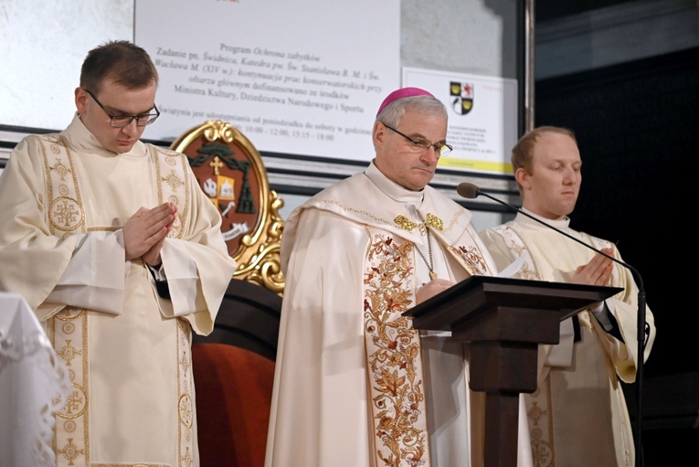 Biskup w czasie nabożeństwa słowa Bożego.