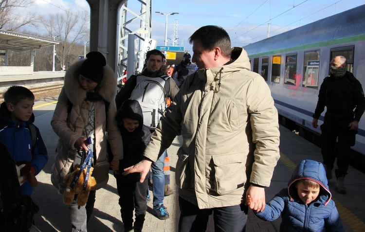 Pociąg medyczny z uchodźcami z Ukrainy przyjechał na dworzec Warszawa Wschodnia