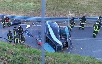 Włochy. Helikopter spadł na autostradę. Dwoje rannych