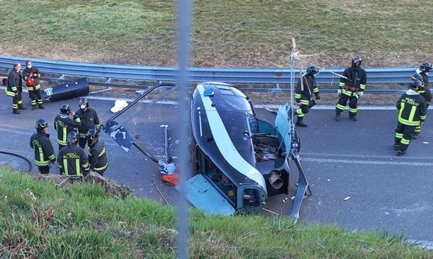 Włochy. Helikopter spadł na autostradę. Dwoje rannych