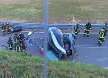 Włochy. Helikopter spadł na autostradę. Dwoje rannych