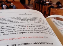 Ukraiński mszał otwarty na formularzu Mszy w czasie wojny.