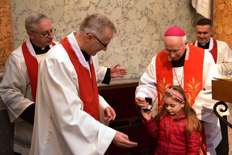 Relikie świętej bp Dziuba przekazał podczas specjalnego nabożeństwa.