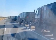 Duży białoruski konwój wojskowy z czerwonymi oznaczeniami w pobliżu granicy z Ukrainą