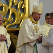 Biskup Piotr przyjmuje życzenia od al. Bartosza Fijałkowskiego. Z lewej ks. Marek Adamczyk.