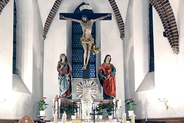 Szczególnie wysoki poziom artystyczny reprezentuje umieszczony centralnie krucyfiks, wykonany prawdopodobnie w warsztacie stwoszowskim.