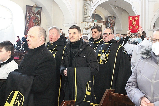 	Mężczyźni podczas procesji.