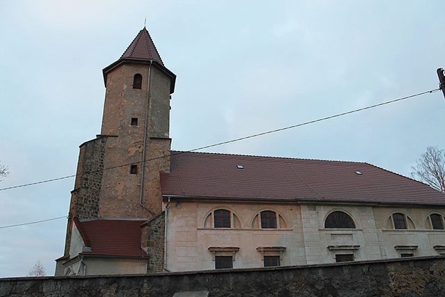 	Świątynia leży na trasie Legnica – Chojnów.