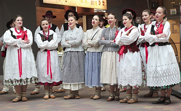 ▲	W bielskiej Sferze grupa Beskid dołączyła do akcji charytatywnej.