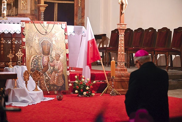 Biskup w czasie nocnego czuwania w parafii św. Mikołaja w Świerkach.