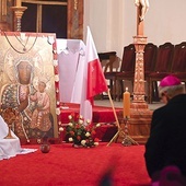 Biskup w czasie nocnego czuwania w parafii św. Mikołaja w Świerkach.