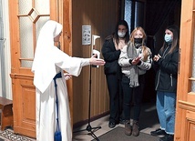 Ósmoklasistów witała s. Dorotea, dyrektorka placówki.