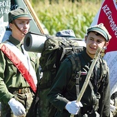 Przedstawiciele obu związków w czasie wędrówki.