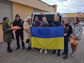 ◄	Wolontariusze z Lublina przed wyjazdem do punktu recepcyjnego.