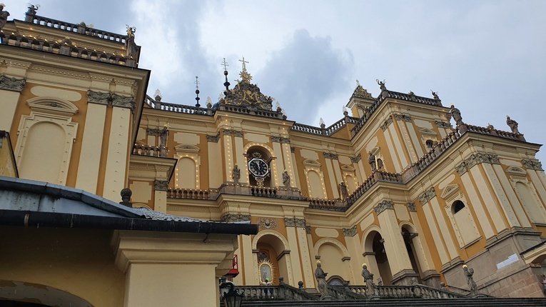 Prace nad elewacją wambierzyckiego sanktuarium trwają już od miesięcy. Efekty widać z daleka.