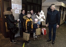 ▼	Pierwsi uchodźcy w Bytomiu witani  przez prezydenta miasta Mariusza Wołosza.