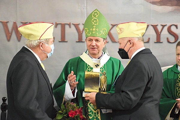 ▲	Metropolita otrzymał od moderatorów okolicznościową statuetkę.