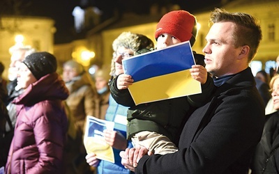 Pan Damian zabrał na spotkanie swojego syna. Było też na nim wielu młodych ludzi.