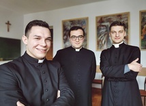 Od lewej alumni:  Michał Plicha, Bartłomiej Bieszczad i Jakub Tokarz.