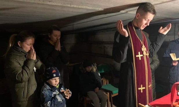 Kościół jest ze swoim ludem. Księża na Ukrainie służą swoim wiernym duchowo i społecznie