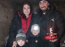 5-latek z Charkowa obchodzi urodziny w schronie