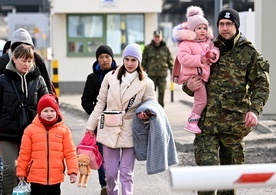 Granica w Medyce: Uciekające ukraińskie matki z dziećmi i wracający na Ukrainę mężczyźni