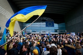 PE przyjął rezolucję wzywającą "instytucje unijne do podjęcia działań na rzecz przyznania Ukrainie statusu kandydata do Unii Europejskiej" 