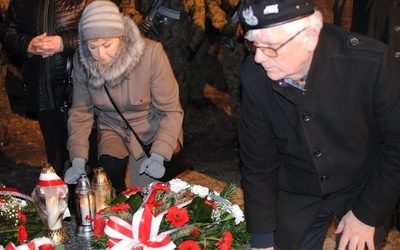 Na grobie Tarzana zapalono znicze i złożono kwiaty.