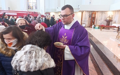 Środa Popielcowa to dzień, w którym katolicy tłumnie uczestniczą w Mszy św. 