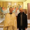 Ks. Dmytro i kleryk Taras w kaplicy kościoła Chrystusa Króla na bielskich Leszczynach.