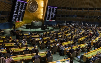 ONZ: Zgromadzenie Ogólne przyjęło rezolucję potępiającą Rosję i wzywającą do wycofania jej wojsk z Ukrainy 