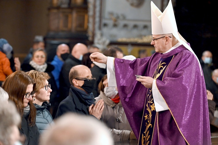 Bp Marek Mendyk w czasie posypania głów popiołem.