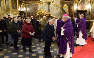 Obrzęd posypania głów popiołem.