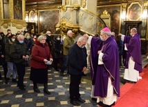 Obrzęd posypania głów popiołem.