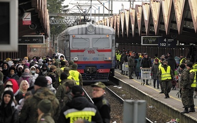 Każdy pociąg przyjeżdżający z Ukrainy przywozi do Przemyśla około tysiąca osób.